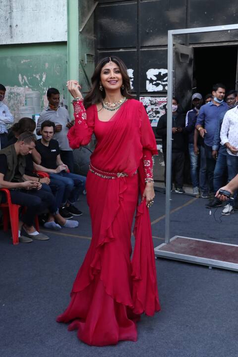 लाल साड़ी में यूपी-बिहार लूटने आईं Shilpa Shetty, ऐसे कमर लचकाई कि देखने वाले घायल हो गए