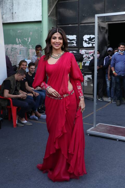 लाल साड़ी में यूपी-बिहार लूटने आईं Shilpa Shetty, ऐसे कमर लचकाई कि देखने वाले घायल हो गए
