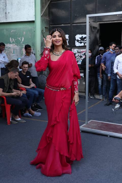 लाल साड़ी में यूपी-बिहार लूटने आईं Shilpa Shetty, ऐसे कमर लचकाई कि देखने वाले घायल हो गए