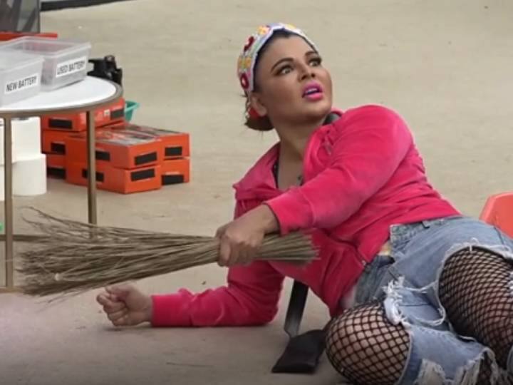Bigg Boss 14 Rakhi sawant apologises after farting out loud Bigg Boss 14: राखी सावंत ने की 'गंदी' हरकत, उसके बाद बिग बॉस से मांगी माफी, देखें VIDEO