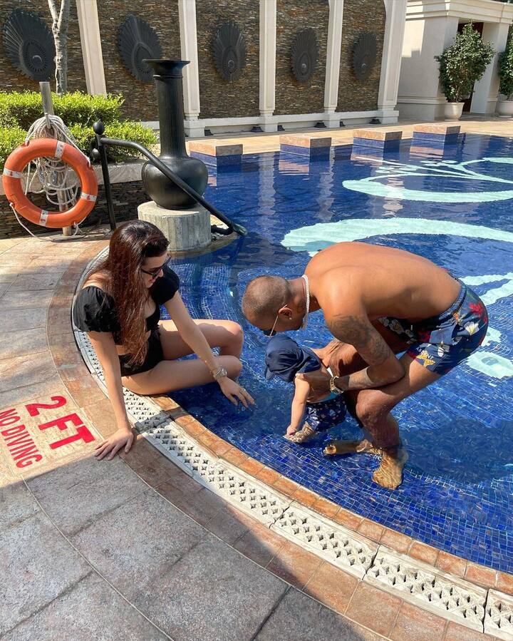 हार्दिक और नताशा का बेटा भी पूल मस्ती के दौरान काफी खुश और कूल अंदाज में नजर आया था.