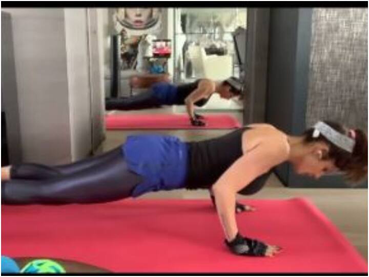 पुशअप्स करती दिखीं Sussanne Khan, देखकर बड़े-बड़े फिटनेस फ्रीक भी शरमा जाएंगे Sussanne Khan Chases endorphins While Nailing Pushups, watch video पुशअप्स करती दिखीं Sussanne Khan, देखकर बड़े-बड़े फिटनेस फ्रीक भी शरमा जाएंगे