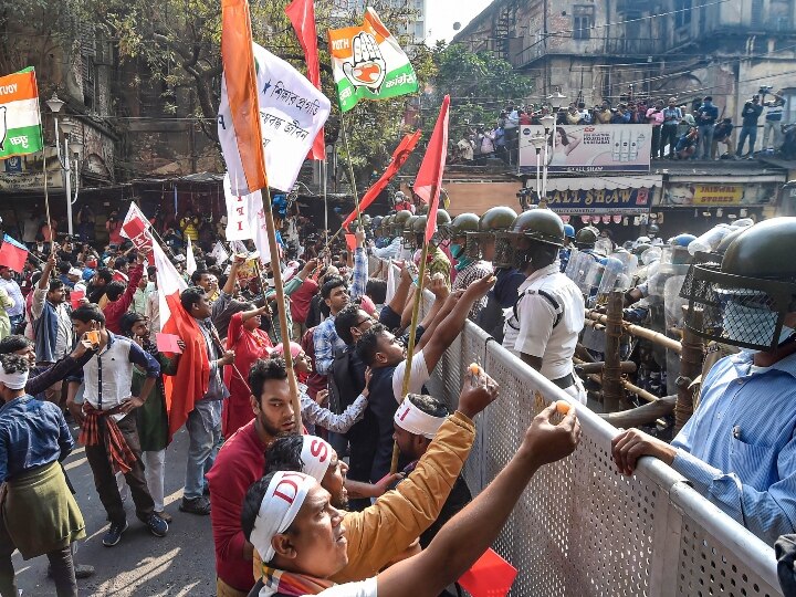 West Bengal Election 2021: Left Front calls for 12 hours Bandh in protest of Police brutality पश्चिम बंगाल: लेफ्ट ने कल बुलाया 12 घंटे का बंद, पैदल मार्च के दौरान हुए लाठीचार्ज का करेंगे विरोध