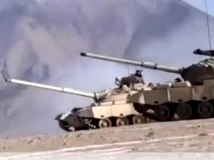 Indian Army video of ongoing disengagement process in Ladakh at India China Border LAC LAC पर सहमति के बाद ऐसे पीछे हट रही है भारत-चीन की सेना, VIDEO में टैंक और आर्मी जवान आ रहे हैं नजर