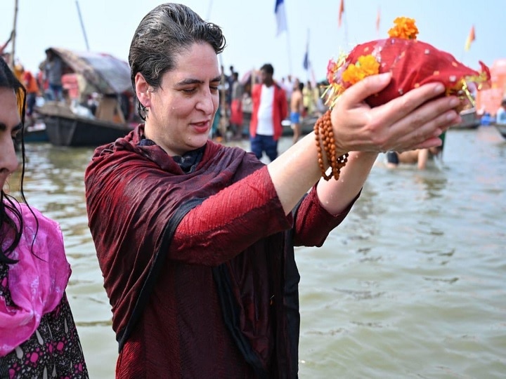 Prayagraj Congress General Secretary Priyanka Gandhi Vadra took a holy dip in Triveni Sangam ANN हर-हर गंगे के नारे के साथ संगम स्नान करने वाली प्रियंका यूपी में चली हिंदुत्व की राह पर