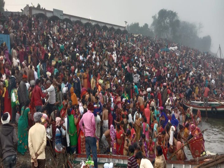 Bihar: People took a dip of faith on Mouni Amavasya, bypassing Corona Guidelines ann मौनी अमावस्या पर लोगों ने लगाई आस्था की डुबकी, कोरोना गाइडलाइंस को किया दरकिनार