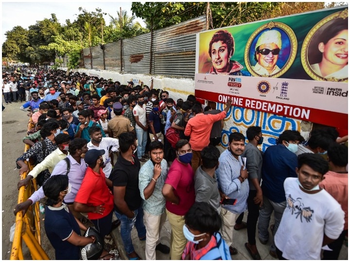 Ind Vs Eng Overcrowded crowd for tickets for second test match Ind Vs Eng: टिकटों के लिये उमड़ी भीड़, सामाजिक दूरी के नियमों की उड़ायी धज्जियां