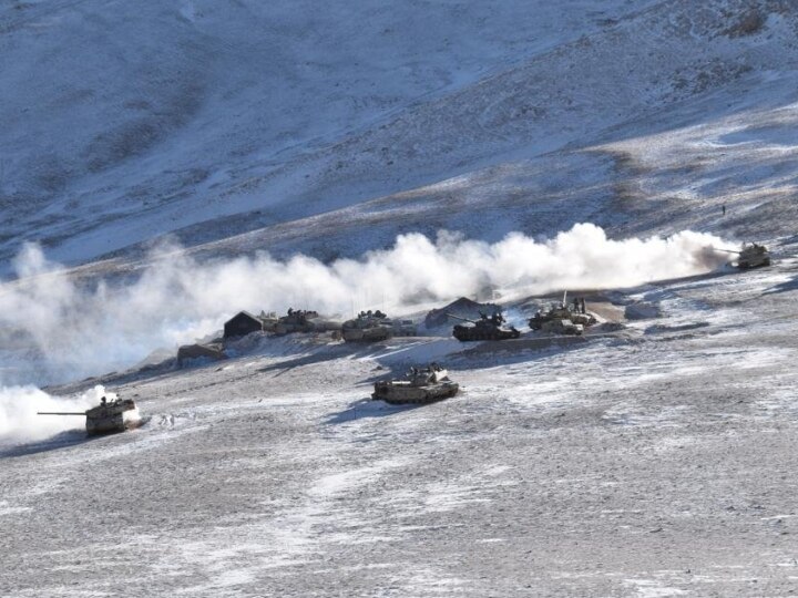 India China Border: Photos And video of ongoing disengagement process in Ladakh LAC ANN LAC पर पूर्वी लद्दाख से लौट रहे टैंक, 'डिसइंगेजमेंट' की पूरी प्रक्रिया में लगेगा 10-15 दिनों का वक्त, कल होगी समीक्षा