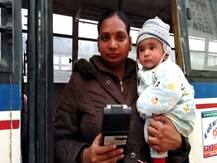 5 महीने की बच्ची को गोद में लेकर टिकट काटने को मजबूर है महिला बस परिचालक, सीएम योगी से लगाई गुहार