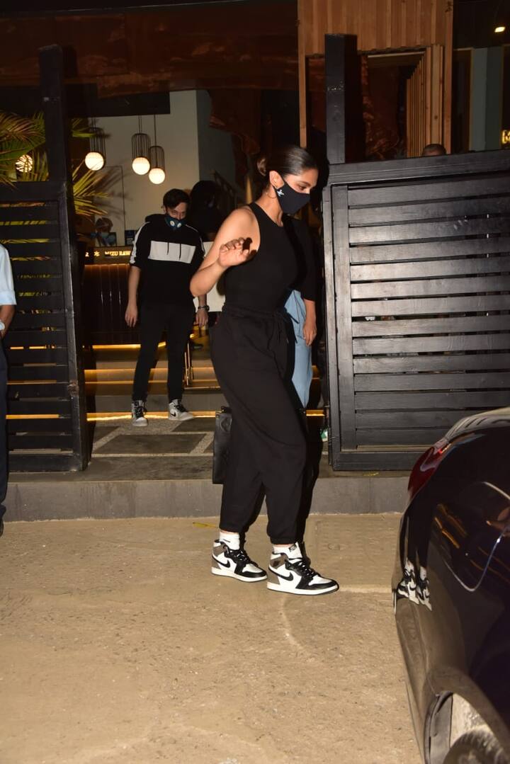 वहीं आज भी दीपिका पादुकोण टॉप टू बॉटम ब्लैक आउटफिट में स्पॉट की गईं. वो Mizu Restraurant में पहुंचीं थीं जहां पैपराज़ी के कैमरों ने उन्हें कैद कर लिया.