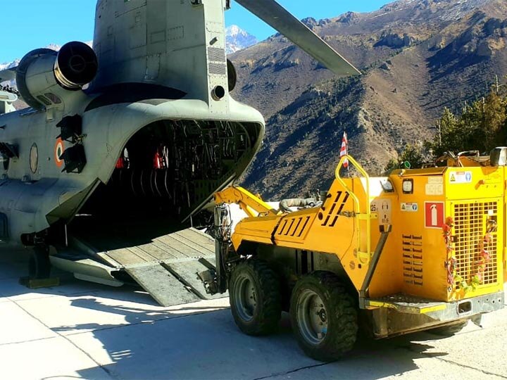 Chinook Helicopter carried heavy machine and BRO personnel reaches in tapovan उत्तराखंड आपदा: भारी मशीनरी लेकर पहुंचा चिनूक हेलिकॉप्टर, फिर शुरू हुआ रेस्क्यू ऑपरेशन