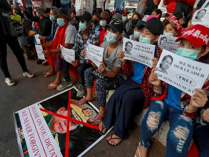 Myanmar Security forces raids in night, Thousands of people on streets in protest म्यांमार में सुरक्षा बलों ने रात को मारे छापे, विरोध में सड़कों पर उतरे हजारों लोग