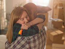 Happy Hug Day 2021: हग डे पर अपने पार्टनर को देनी है झप्पी? ये Messages और Quotes भेजकर करें विश