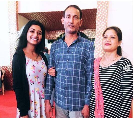  मान्या सिंह के पिता एक ऑटो रिक्शा ड्राइवर हैं. उनका जीवन काफी मुश्किलों में बीता है. हालात ऐसे भी रहे कि कई रातों को उन्हें भूखे भी सोना पड़ा. लेकिन इन सब के बावजूद मान्या ने हालात के आगे घुटने नहीं टेके और उनसे लड़ने की ठान ली.