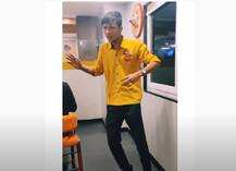 Viral Video: सोशल मीडिया पर वेटर के डांस मूव ने मचाई धूम, आप भी देखें ये शानदार वीडियो