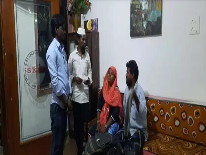 Woman returned home after 28 years, missing after memory loss. अपने घर से बिछड़ी मां 28 साल बाद बेटों से मिली, मुलाकात के इस पल ने सबको रुला दिया