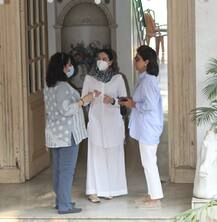 बेटे Ranbir Kapoor संग कपूर परिवार के पुश्तैनी बंगले पर दिखीं Neetu Kapoor, करिश्मा, अर्जुन और आलिया भी आए नज़र