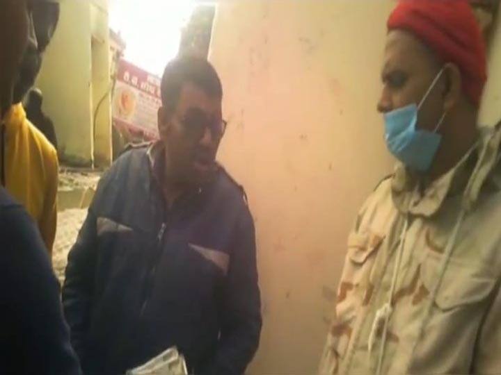 Gonda: जिला अस्पताल में वॉर्ड ब्वॉय की पोस्टिंग के लिये हो रही रिश्वतखोरी, वीडियो वायरल, अफसर सन्न Video viral of Bribery in Gonda for posting in district hospital ann Gonda: जिला अस्पताल में वॉर्ड ब्वॉय की पोस्टिंग के लिये हो रही रिश्वतखोरी, वीडियो वायरल, अफसर सन्न