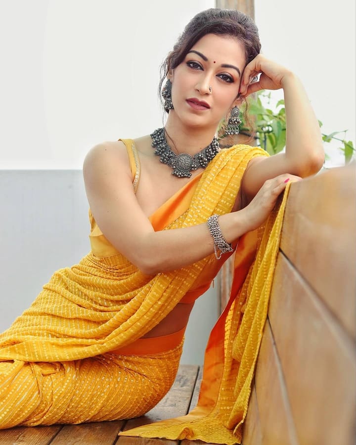 सुनैना फौज़दार के परफेक्ट फिगर को देखकर लगता होगा कि शायद सुननैा स्ट्रिक्ट डायट फॉलो करती होंगी या फिर खाने पीने का कुछ ज्यादा ही ख्याल रखती होंगी. लेकिन आपको जानकर हैरानी होगी कि ऐसा कुछ भी नहीं है बल्कि सुनैना काफी खुलकर खाती हैं और डाइट से रहती हैं कोसों दूर. (Photo Credit- Instagram)