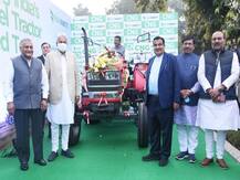 देश का पहला सीएनजी ट्रैक्टर लॉन्च, जानें इसके जरिए कैसे बढ़ेगी किसानों की आय
