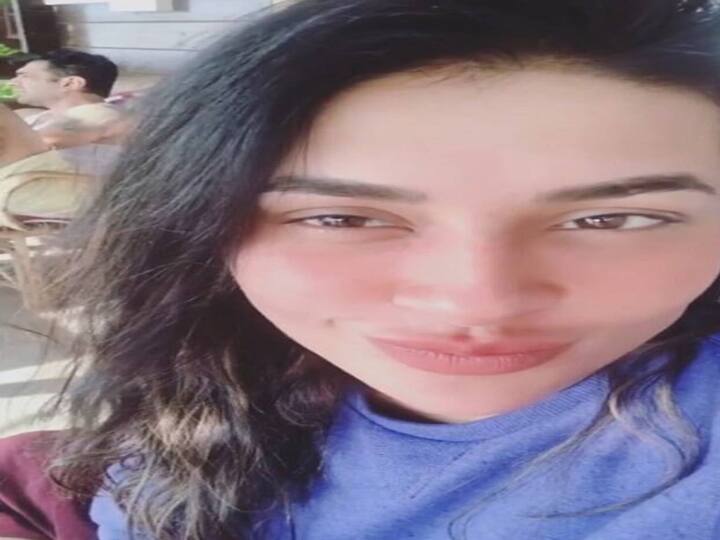 वहीं हाल ही में पवित्रा ने भी अपने इंस्टाग्राम अकाउंट पर एक वीडियो शेयर की थी जिसमें बैकग्राउंड में ‘शुकरान अल्लाह’ गाना बजता दिखाई दिया. एजाज ने पवित्रा की इस पोस्ट पर कमेंट करते हुए लिखा ‘मैं तो यहीं हूं.’ एजाज खान और पवित्रा पुनिया को हाल ही में मुंबई में हाथों में हाथ डाले देखा गया था. 