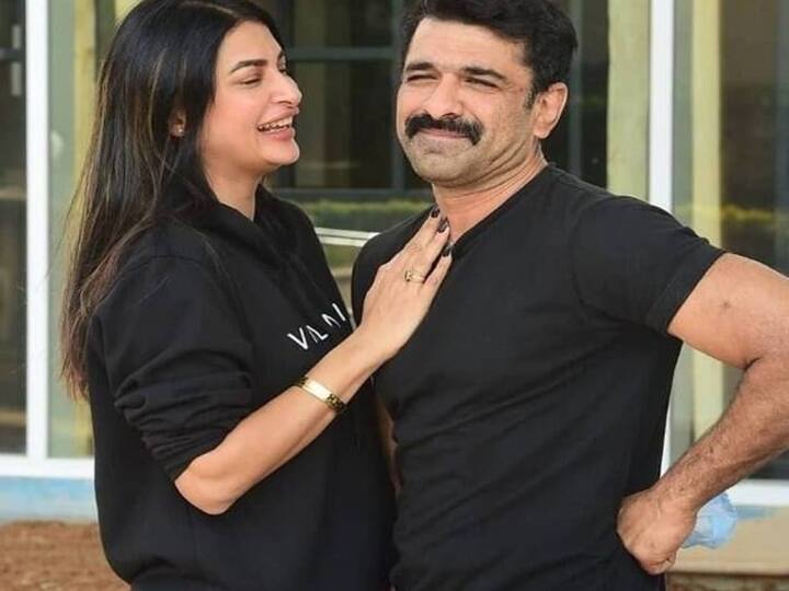 हाल ही में एजाज ने अपने इंस्टाग्राम अकाउंट पर एक फोटो शेयर की है जिसमें वह पवित्रा पुनिया के साथ दिखाई दे रहे हैं. ये फोटो सोशल मीडिया पर काफी वायरल हो रही है और फैंस इस फोटो पर काफी प्रतिक्रिया देते हुए नज़र आ रहे हैं. 