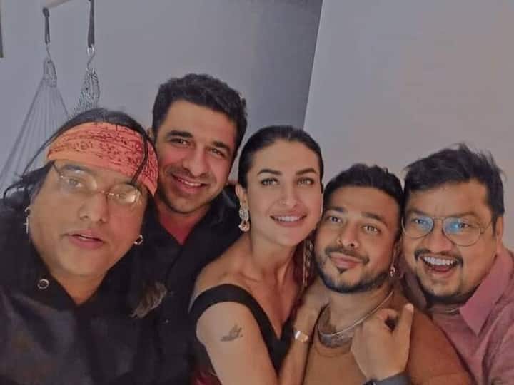 एजाज खान की इस फोटो पर फैन्स खूब कॉमेंट कर रहे है. लोगों ने इस जोड़ी के लिए खूब प्यार बरसाया है. कुछ लोगों ने इन्हें 'बिग बॉस 14' की बेस्ट जोड़ी बताया है. 