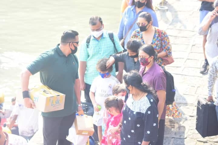 इस दौरान उनके साथ करण जौहर के दोनों बच्चे रूही जौहर(Roohi Johar) और यश जौहर(Yash Johar) भी दिखे. सभी वन डे हॉलीडे के लिए निकले थे.