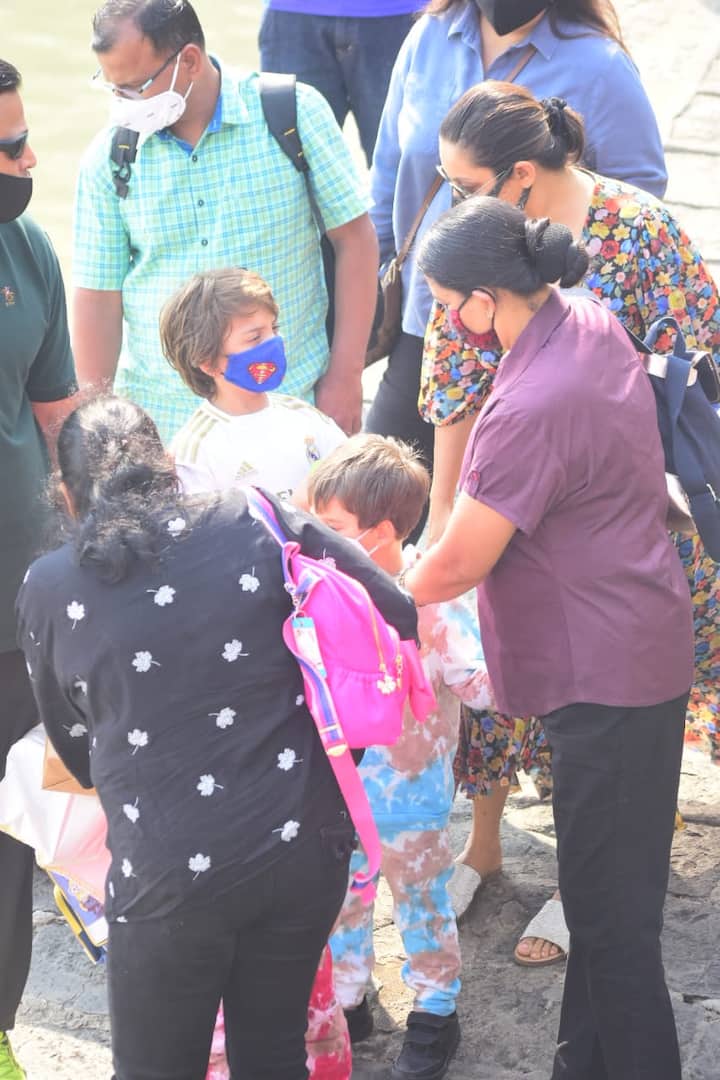 हालांकि इस वन डे पिकनिक में न तो शाहरुख खान नज़र आए और न ही करण जौहर. केवल गौरी खान सभी बच्चों को घुमाने के लिए लेकर निकलीं थीं.