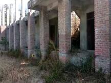 हादसे को न्यौता दे रहा है उत्तरकाशी का ये इंटर कॉलेज, कक्षाओं में बैठने से लगता है डर, खुले मैदान में पढ़ने को मजबूर बच्चे