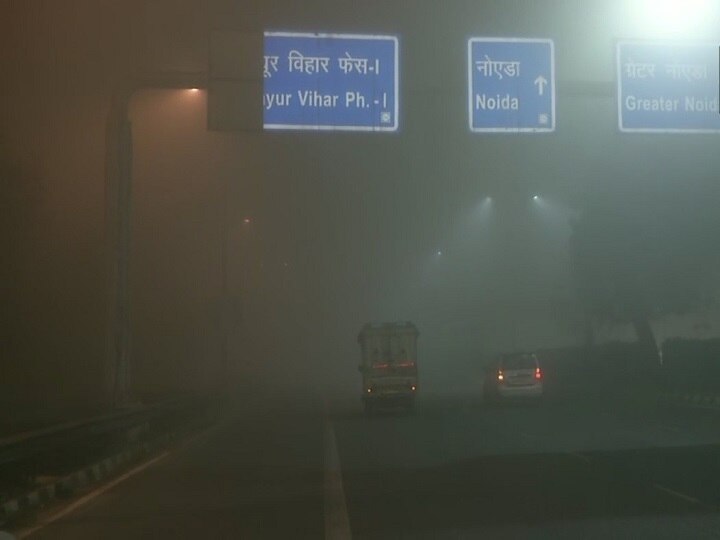 Weather Update Dense fog shrouds parts of Delhi-NCR air quality is in 'very poor' category Weather Update: दिल्ली-NCR के कुछ हिस्सों में छाया घना कोहरा, एयर क्वालिटी 'बहुत खराब'