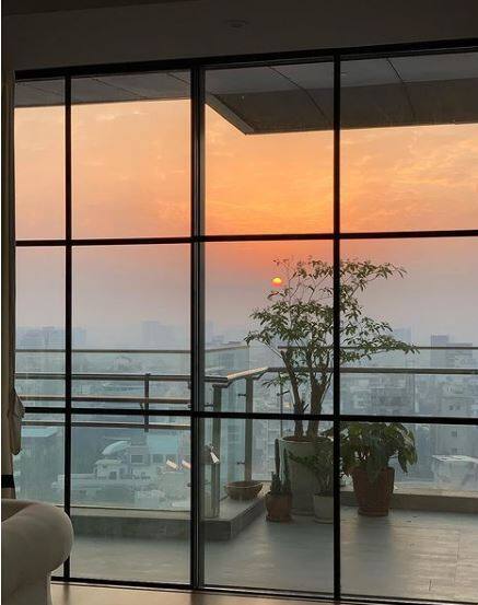 परिणीति चोपड़ा के घर में, उनके फिल्मों में निभाए गए कैरेक्टर्स की तरह ही, मल्टी लेयर पर्सनालटी है.