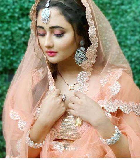 रश्मि ने टीवी और फिल्मों में तो काम किया ही है इसके साथ ही वह मॉडलिंग की दुनिया में भी काम कर चुकी हैं. उन्होंने कई मॉडलिंग असाइमेंट किए हैं. (Photo Credit - Instagram)