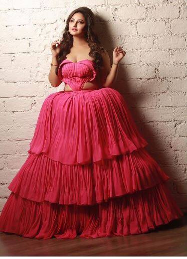 कभी बेहद ही साधारण सी दिखने वालीं रश्मि देसाई आज पूरी तरह बदल चुकी हैं. (Photo Credit - Instagram)