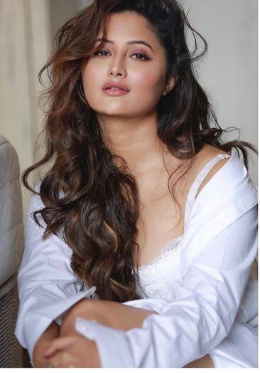 साल 2008 में कलर्स टीवी पर आए उतरन सीरियल से रश्मि देसाई को सबसे ज्यादा पहचान मिली. इस सीरियल के बाद उन्होंने कभी पीछे मुड़कर नहीं देखा. और उन्हें एक और पॉपुलर शो दिल से दिल तक में काम करने का मौका मिला. (Photo Credit - Instagram)