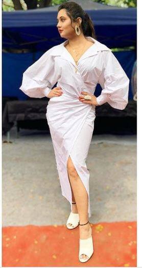 रश्मि देसाई यूं तो अपनी फिगर को लेकर काफी कॉंशियस रहती हैं लेकिन उन्हें साइरॉसिस नाम की बीमारी है. इस बीमारी की वजह से रश्मि देसाई के लिए अपने वजह को मैंटेन करना काफी चुनौतीपूर्ण है. जरा सी लापरवाही करने पर उनका वजन बढ़ जाता है.