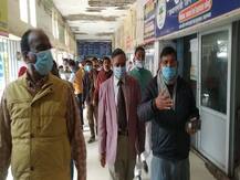 'कोरोना घोटाले' के बाद स्वास्थ्य विभाग के निदेशक ने सदर अस्पताल का किया निरीक्षण, कर्मियों से ली जानकारी