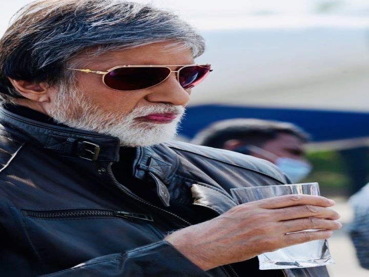 The superstar Amitabh Bachchan tweeted on his getup, wrote- 'Lemon water in the sun, chashme jacket in shoot' अमिताभ बच्चन ने अपने गेटअप पर किया ट्वीट,  लिखा- ‘नींबू पानी धूप में, चश्मा जैकेट शूट में’