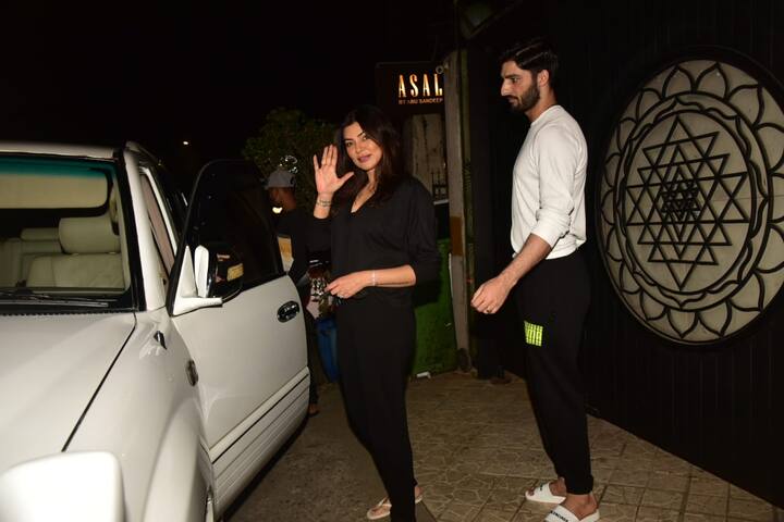 सुष्मिता सेन काले रंग की शर्ट और काले रंग की पैंट पहने हुए थी. ड्रेस में बेहद सुंदर नजर आईं.
