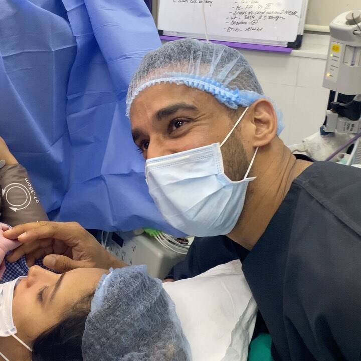 इस तस्वीर में उनके साथ उनके पति रोहित रेड्डी भी हैं. उनके चेहरे पर खुशी देखी जा सकती है. वह भी प्यार से अपने बेटे की की तरफ देख रहे हैं. 