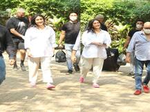 फुलटाइम प्रेग्नेंसी में भी काम कर रही हैं करीना कपूर, बांद्रा में स्टाफ मेंबर्स के साथ हुई स्पॉट