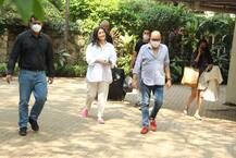 फुलटाइम प्रेग्नेंसी में भी काम कर रही हैं करीना कपूर, बांद्रा में स्टाफ मेंबर्स के साथ हुई स्पॉट