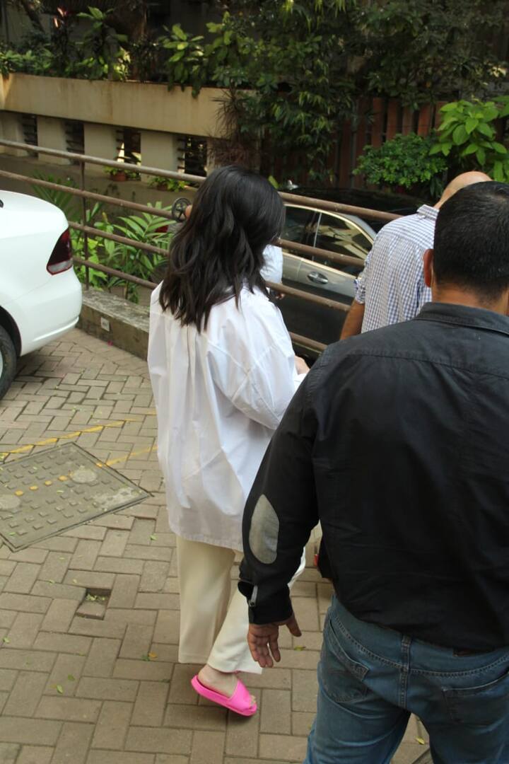 बता दें कि फुलटाइम प्रेग्नेंसी के दौरान भी करीना कपूर खान कई फोटोशूट और ब्रांड कॉमर्शियल कर रही हैं. 