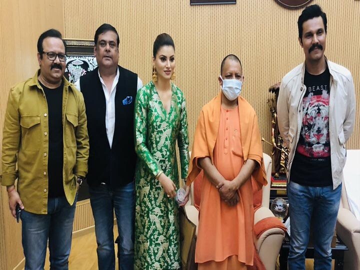 Actors and director of web series Inspector Avinash met with CM Yogi Adityanath CM योगी से उर्वशी रौतेला और रणदीप हुड्डा ने की मुलाकात, सामने आईं ये तस्वीरें