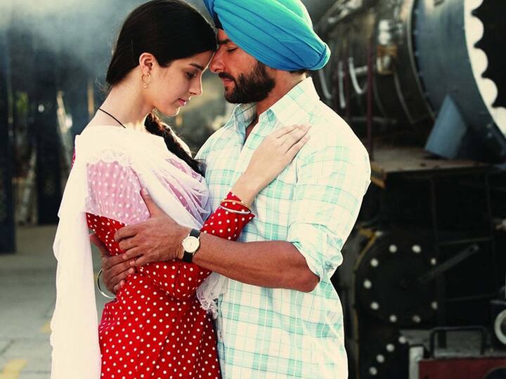  लव आज कल : साल 2009 में रिलीज हुई सैफ अली खान और दीपिका पादुकोण की फिल्म ‘लव आज कल’ एक यूनीक कांसेप्ट की रोमांटिक फिल्म थी. इस फिल्म में दो अलग-अलग समय की लव स्टोरी को दिखाया गया था. फिल्ममेकर इम्तिआज़ अली की यह फिल्म दर्शकों के बीच काफी पॉपुलर हुई थी.