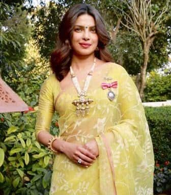 पद्मश्री पुरस्कार पाने के लिए प्रियंका कुछ इस साड़ी वाले डिसेंट लुक पहुंचीं थीं.