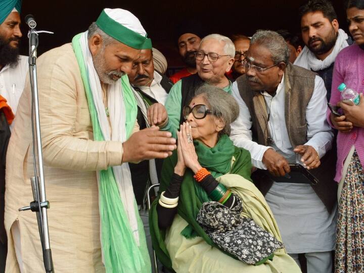 गाजीपुर बॉर्डर पहुंचीं महात्मा गांधी की पोती, बिना किसी का नाम लिए बोलीं- इतना अनपढ़ व्यक्ति कभी नहीं आया होगा Mahatma Gandhi granddaughter Tara Gandhi Bhattacharya reached Ghazipur border to support Protesting farmers गाजीपुर बॉर्डर पहुंचीं महात्मा गांधी की पोती, बिना किसी का नाम लिए बोलीं- इतना अनपढ़ व्यक्ति कभी नहीं आया होगा