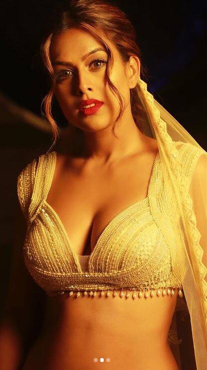 वहीं निया शर्मा इससे पहले भी व्हाइट आउटफिट में नज़र आई थीं जिसमें वो काफी खूबसूरत और अलग लग रही थीं. निया का ये एयरपोर्ट लुक काफी कुछ हटके था. 