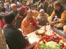मथुरा पहुंचे सीएम योगी आदित्यनाथ, बांके बिहारी के दर्शन कर लिया आशीर्वाद