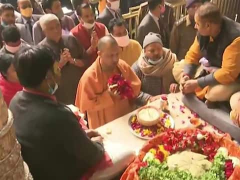 मथुरा पहुंचे सीएम योगी आदित्यनाथ, बांके बिहारी के दर्शन कर लिया आशीर्वाद मथुरा पहुंचे सीएम योगी आदित्यनाथ, बांके बिहारी के दर्शन कर लिया आशीर्वाद